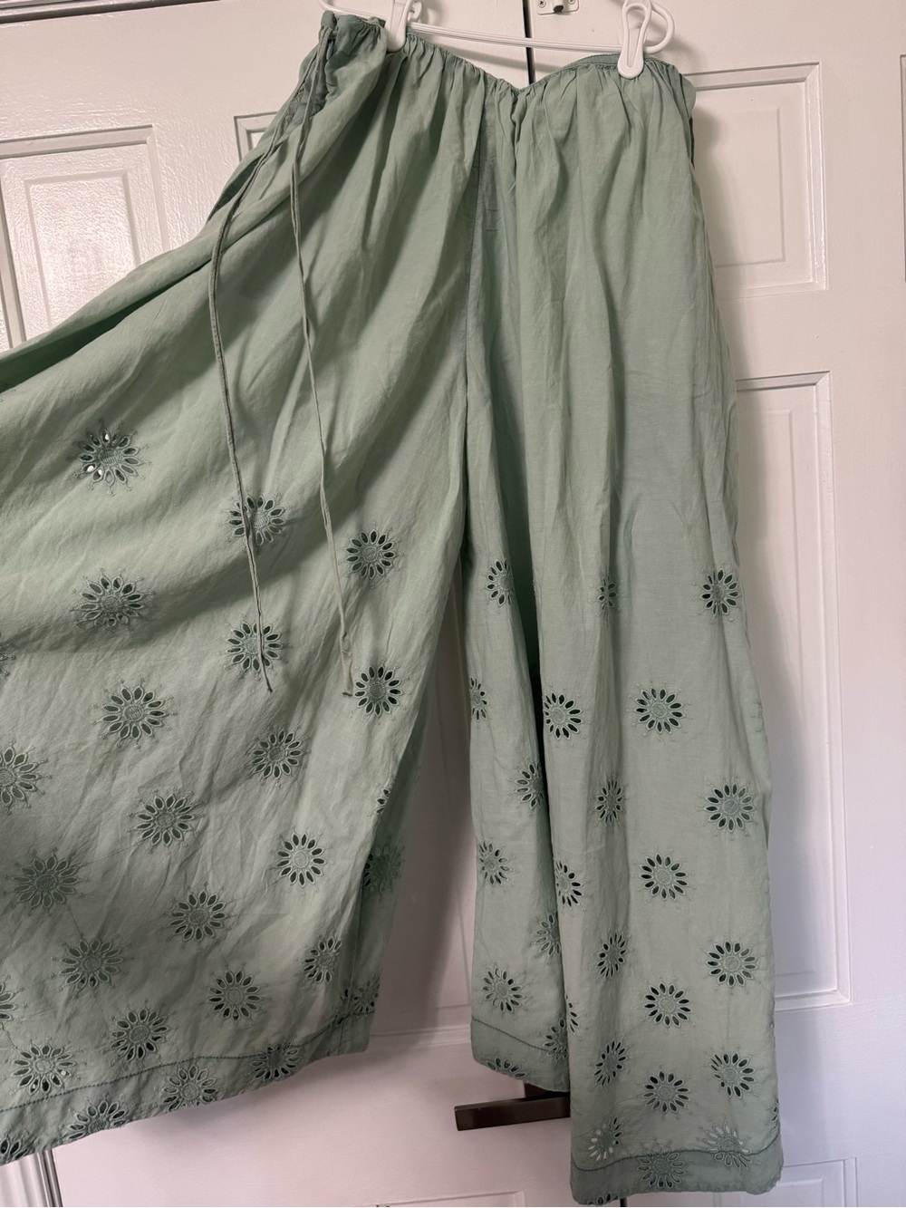 Sweet Serenade Wide Leg Cotton Eyelet Pants
Free People NWT $198 Size 14 - Picture 11 of 11